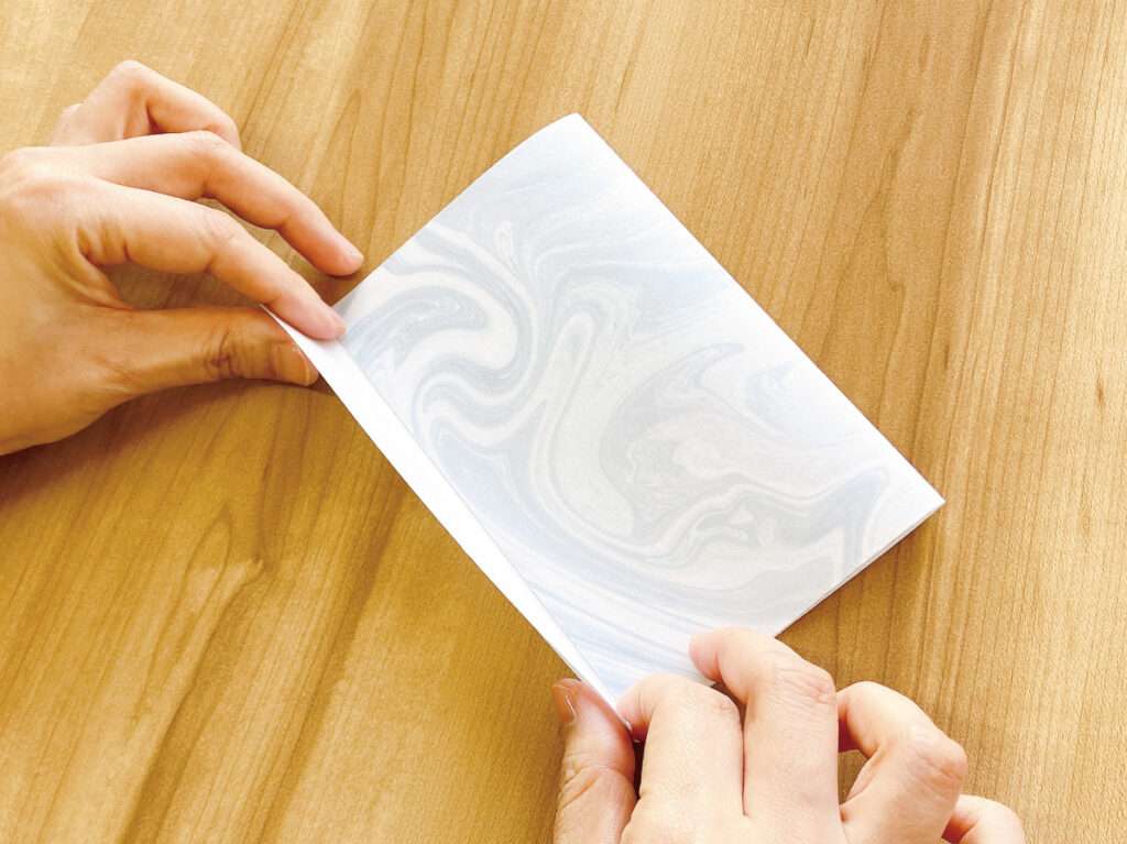 余った障子紙で作るアロマサシェの作り方、残った部分を折る