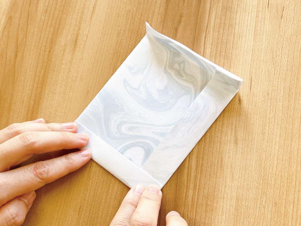 余った障子紙で作るアロマサシェの作り方、障子紙の短辺を内側に折る