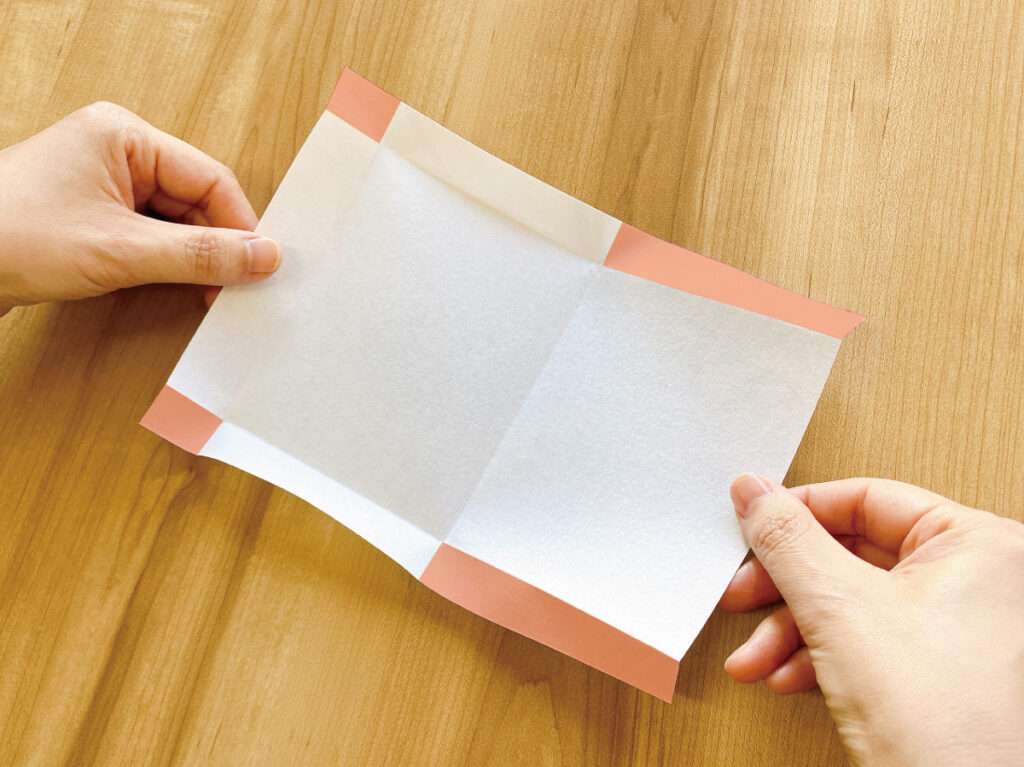 余った障子紙で作るアロマサシェの作り方、折った障子紙を一度開き、折り線を確認する