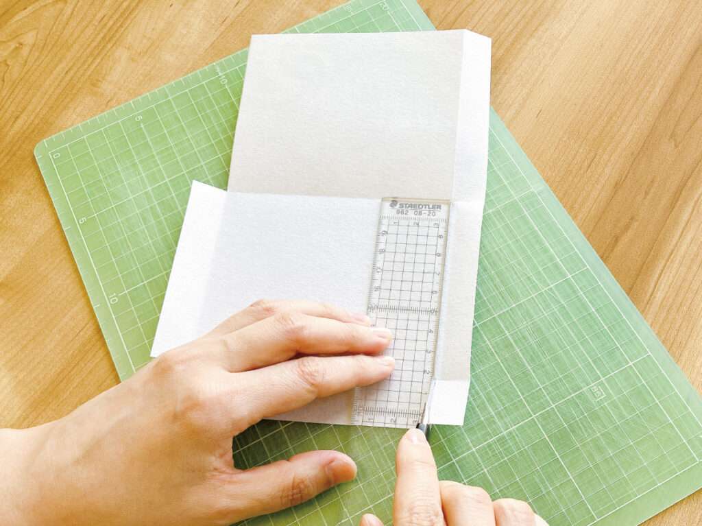 余った障子紙で作るアロマサシェの作り方、不用な部分をカッターナイフで切り落とす
