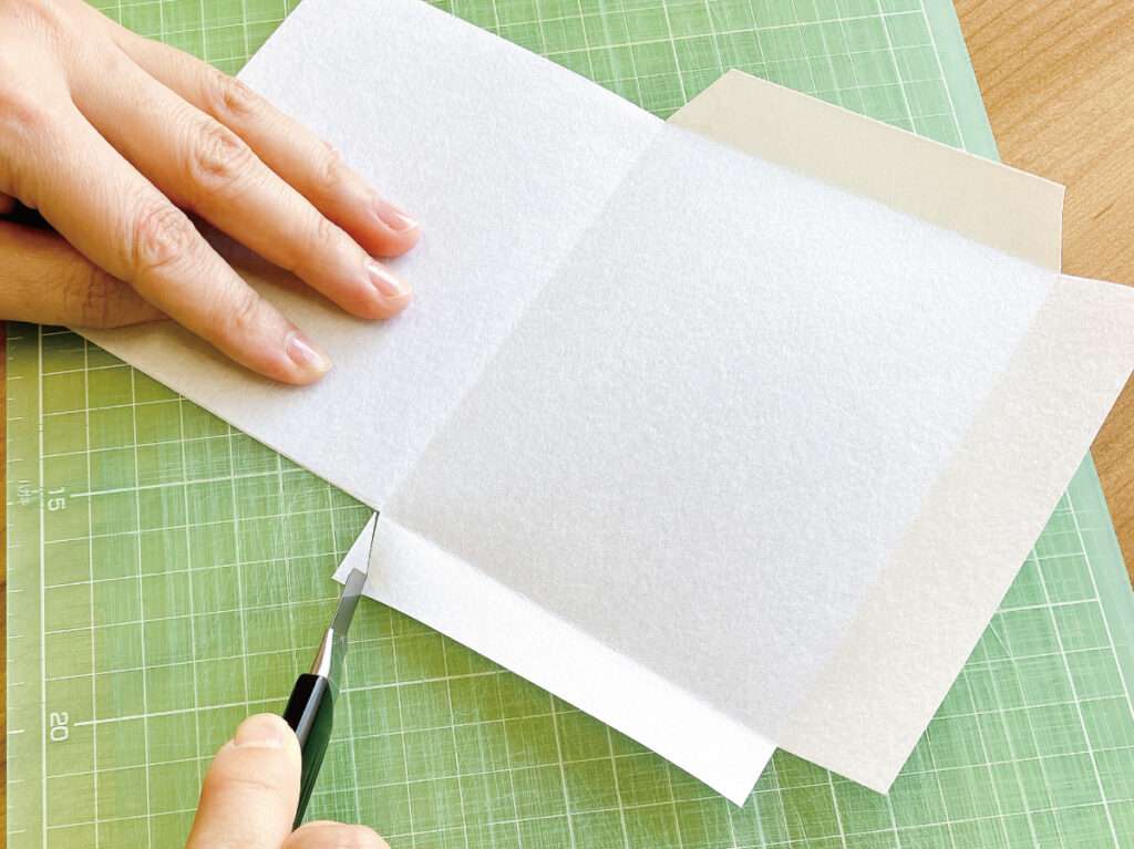 余った障子紙で作るアロマサシェの作り方、底と蓋になる部分をカッターナイフで斜めに切り落とす