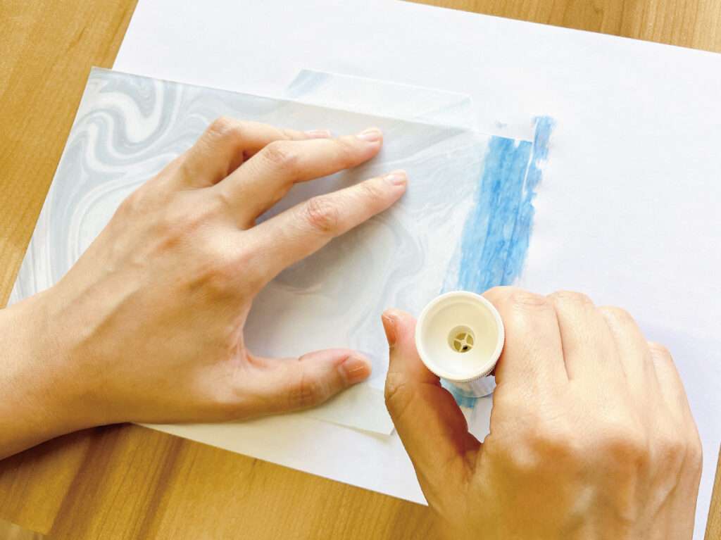 余った障子紙で作るアロマサシェの作り方、糊代にスティック糊を塗る
