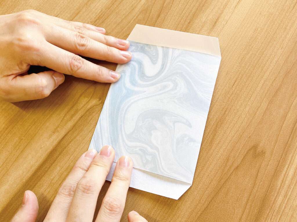 余った障子紙で作るアロマサシェの作り方、本体を糊で留め袋状にする
