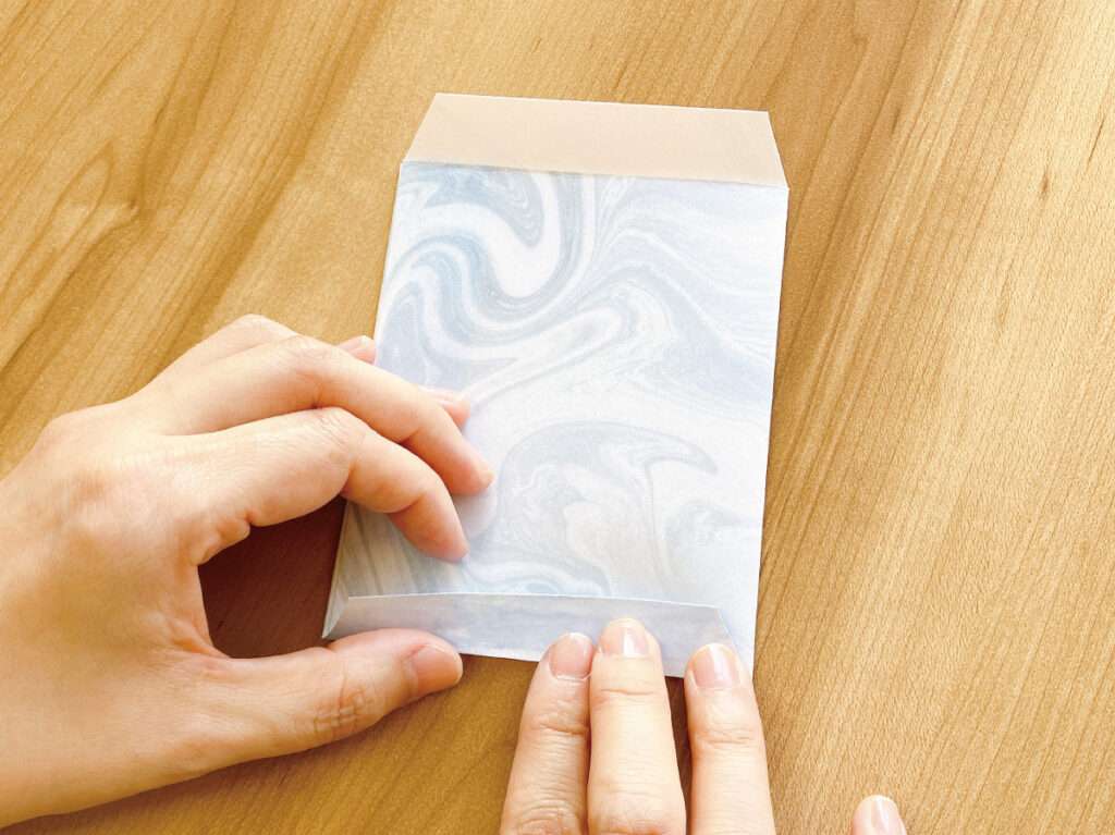 余った障子紙で作るアロマサシェの作り方、底にも糊を塗り、本体に留める