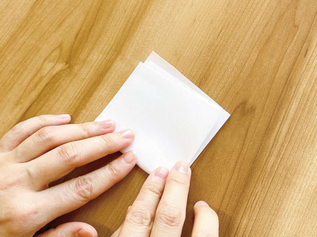 余った障子紙で作るアロマサシェの作り方、中身になる端材の障子紙を適当なサイズに折る