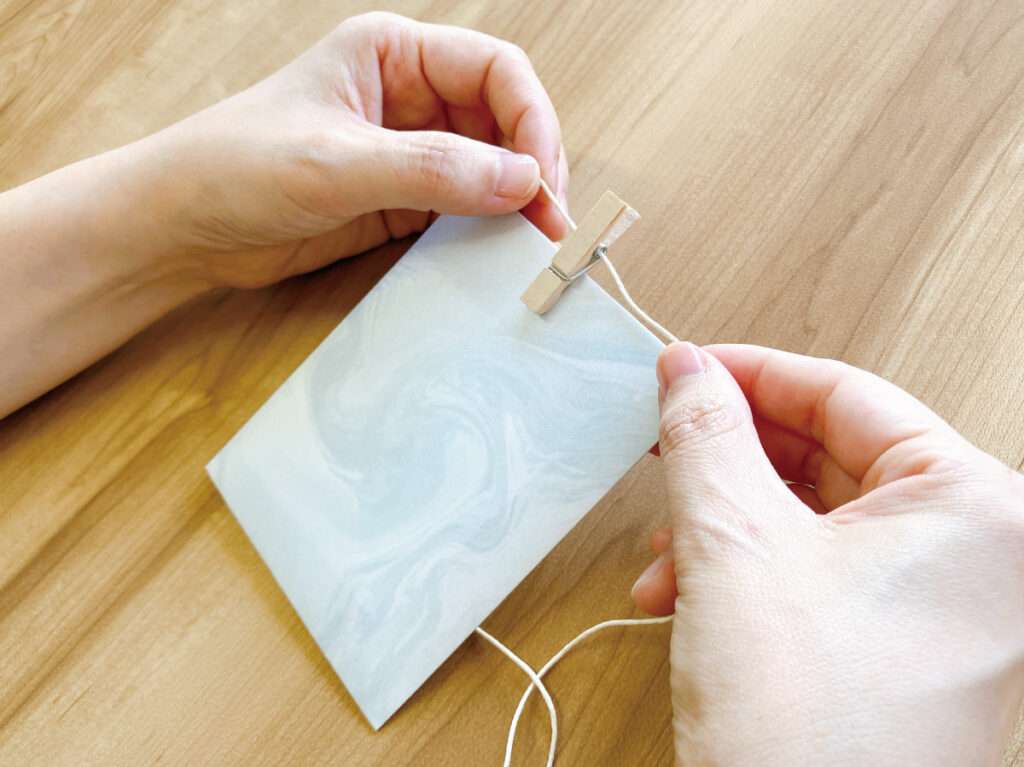 余った障子紙で作るアロマサシェの作り方、ウッドピンチに麻紐を通す