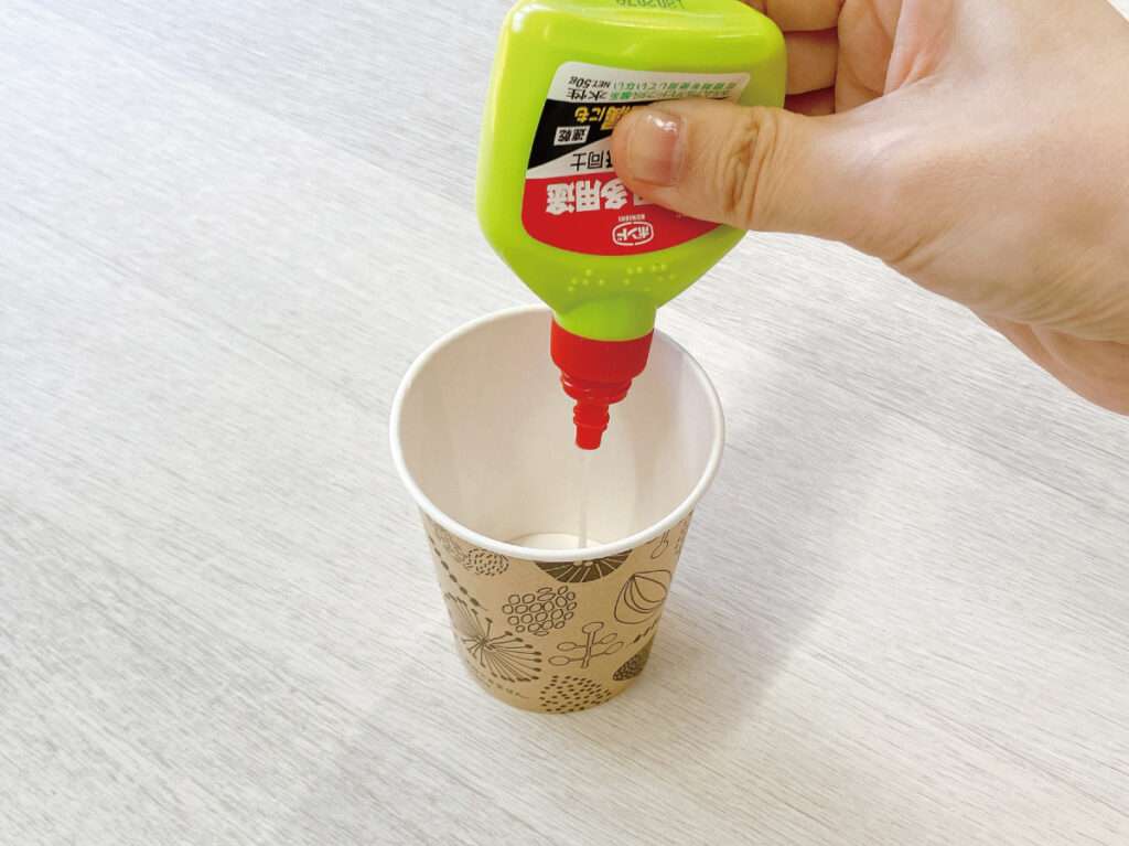 ニトリのテーブルランプをおしゃれに簡単リメイク、ボンドと水を混ぜてのりを作る