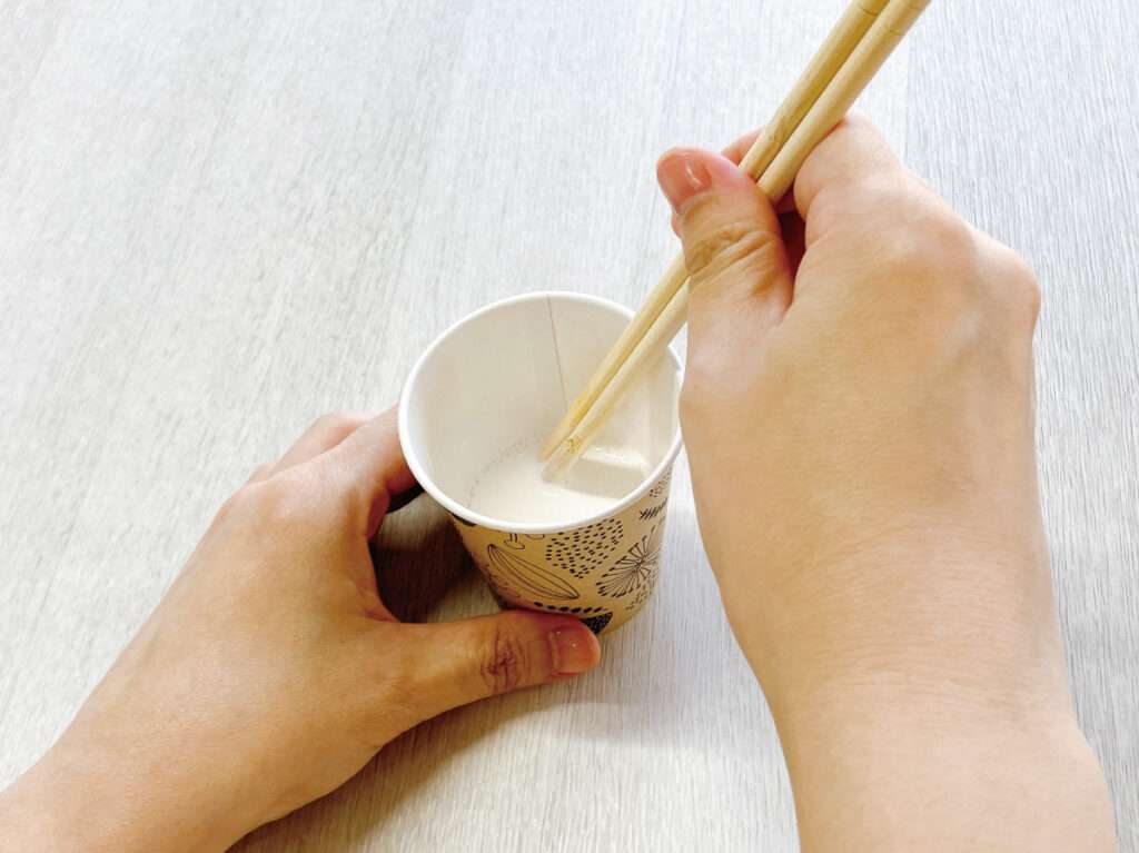 ニトリのテーブルランプをおしゃれに簡単リメイク、ボンドと水を割り箸でよくかき混ぜる