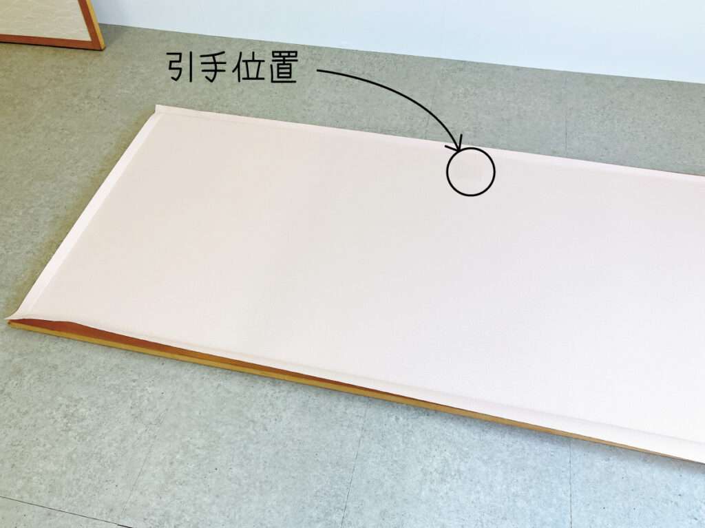 女性スタッフがふすまリメイクに挑戦・ふすま用リメイクシールが全面に貼れました