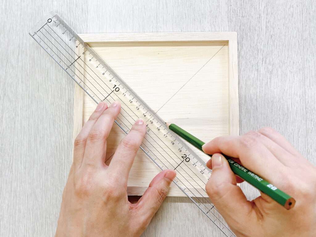 キットで作るタイル鍋敷き、鍋敷きベースに鉛筆で基準線を引く