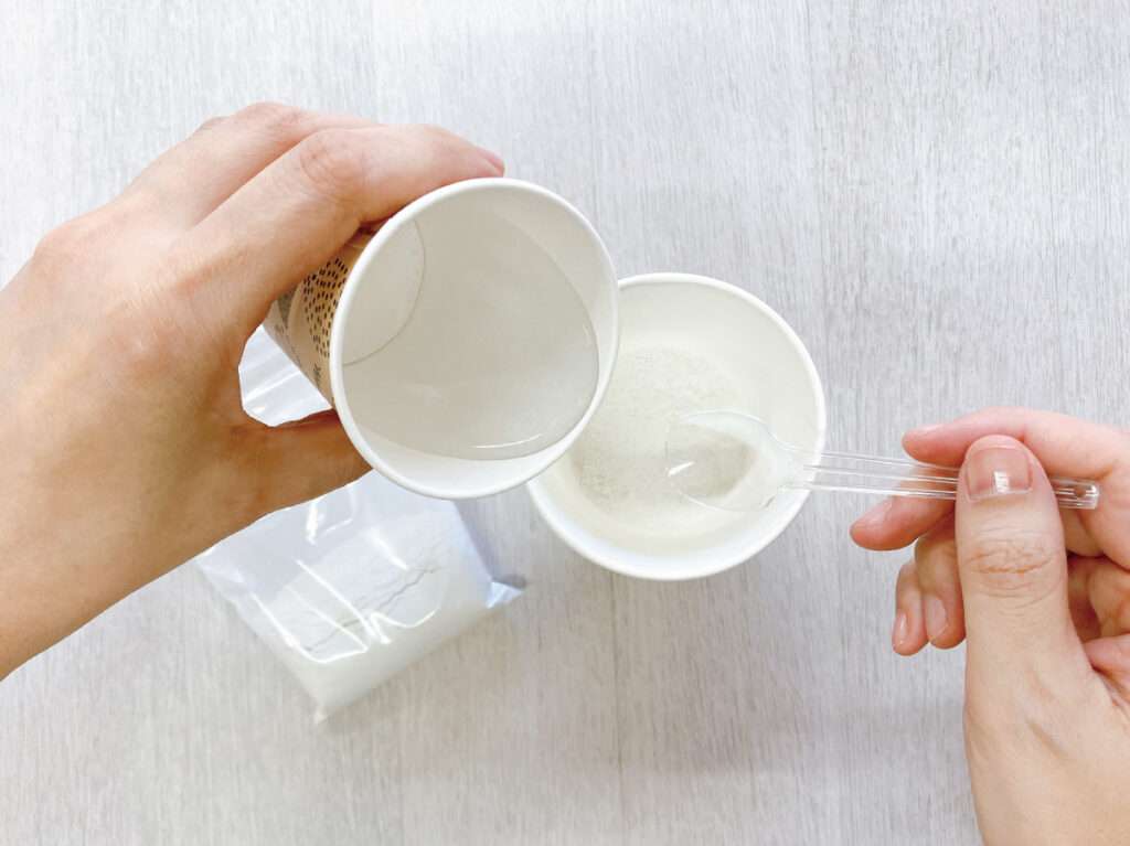 キットで作るタイル鍋敷き、目地材に水を入れてかき混ぜる