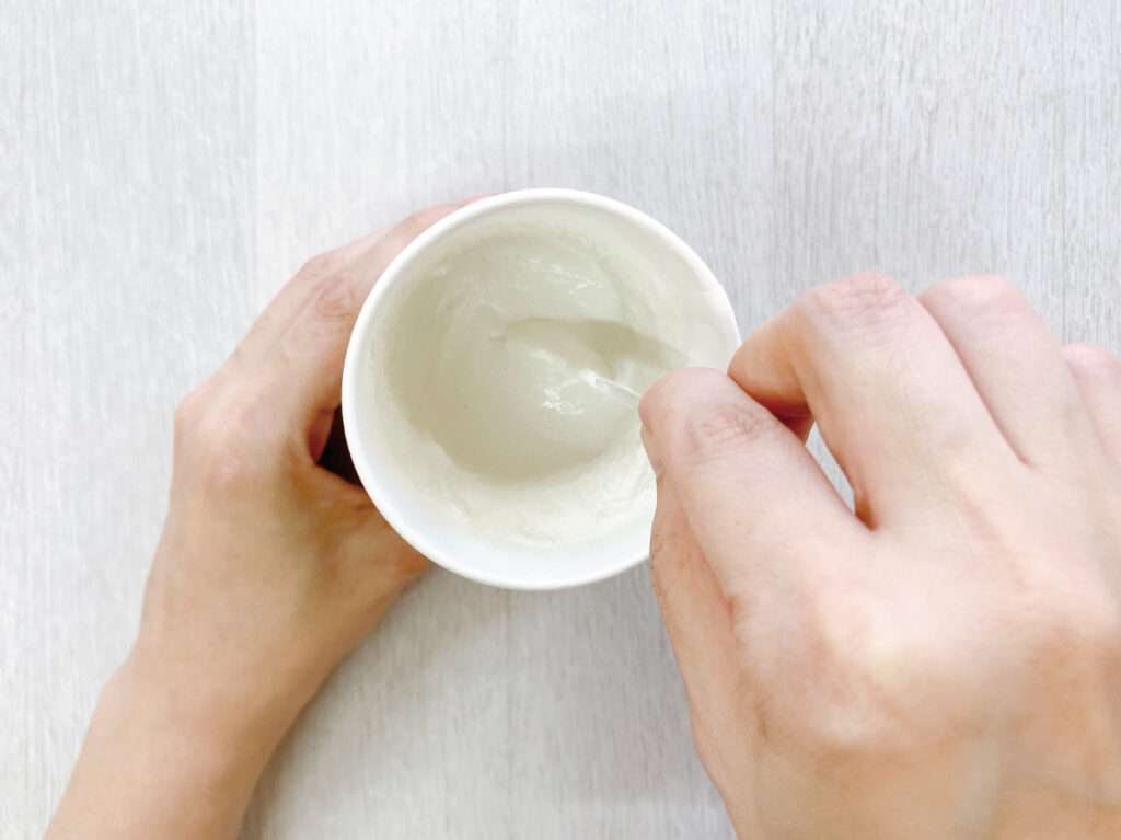 キットで作るタイル鍋敷き、目地材に水を入れて滑らかになるまでよく混ぜる