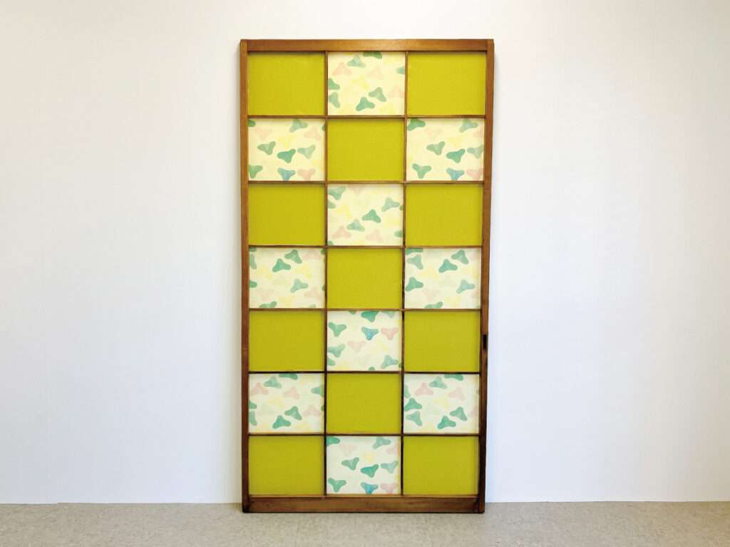 デザイン障子紙「梅松」とカラー障子紙「やなぎ」をコーディネートしたDIY例