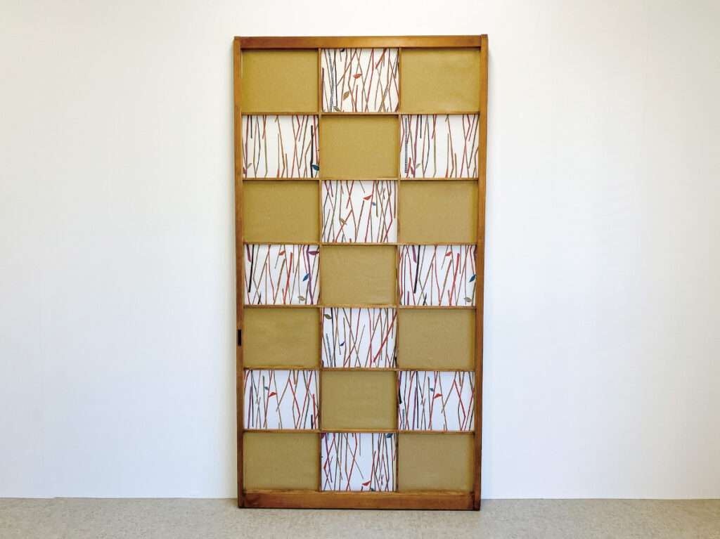 デザイン障子紙「霜月」とカラー障子紙「なまかべ」をコーディネートしたDIY例