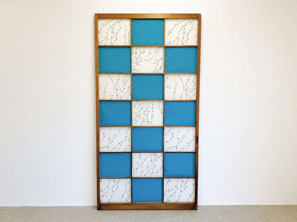 デザイン障子紙「花猫柳」とカラー障子紙「あさはなだ」をコーディネートしたDIY例