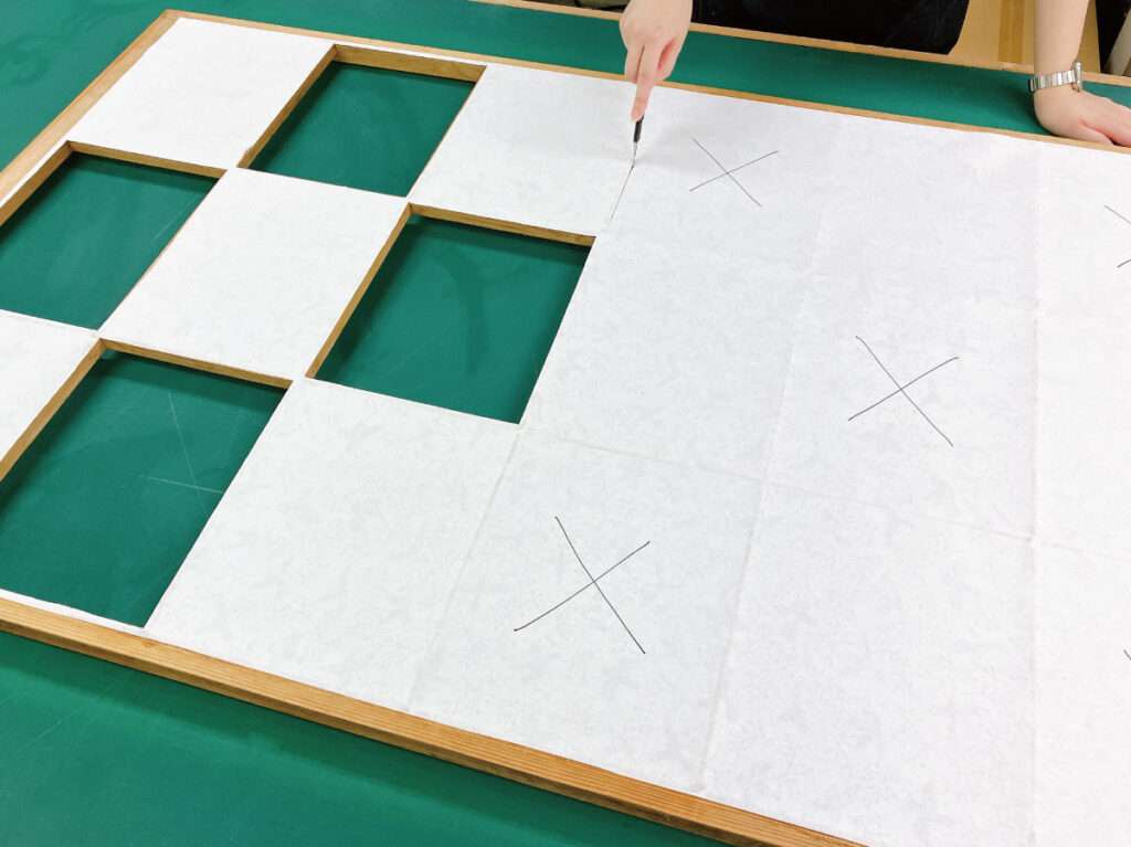 デザイン障子紙とカラー障子紙を切り貼りしてコーディネートする手順2・不要な箇所の障子を切り抜く