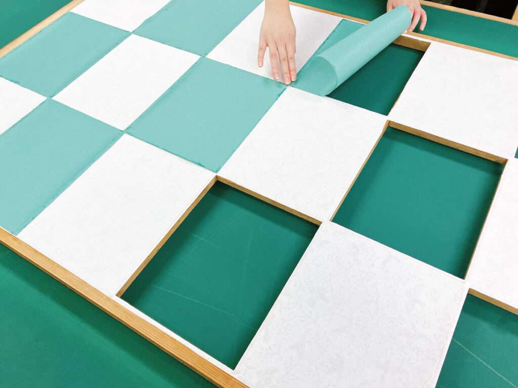 デザイン障子紙とカラー障子紙を切り貼りしてコーディネートする手順3・カラー障子紙を部分貼りしていく