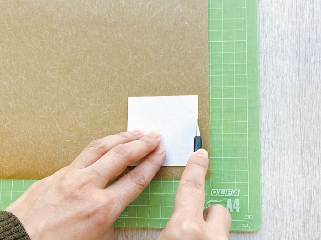 余った障子紙でクリスマスのオーナメント作り・障子紙を正方形にカットする