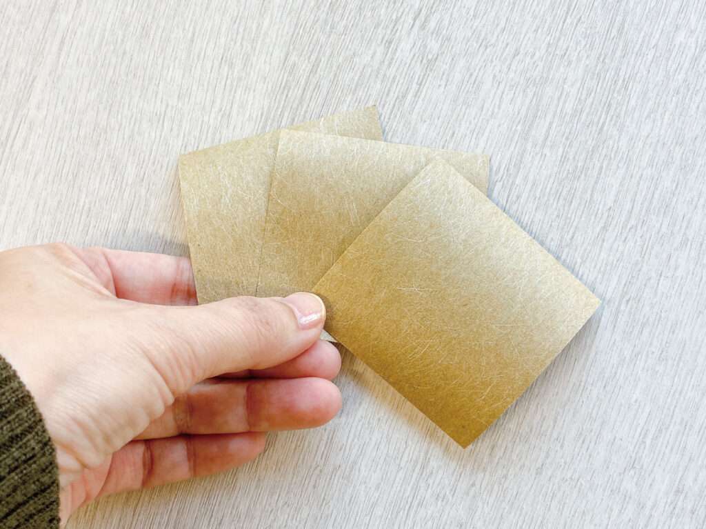 余った障子紙でクリスマスのオーナメント作り・カットした状態の紙