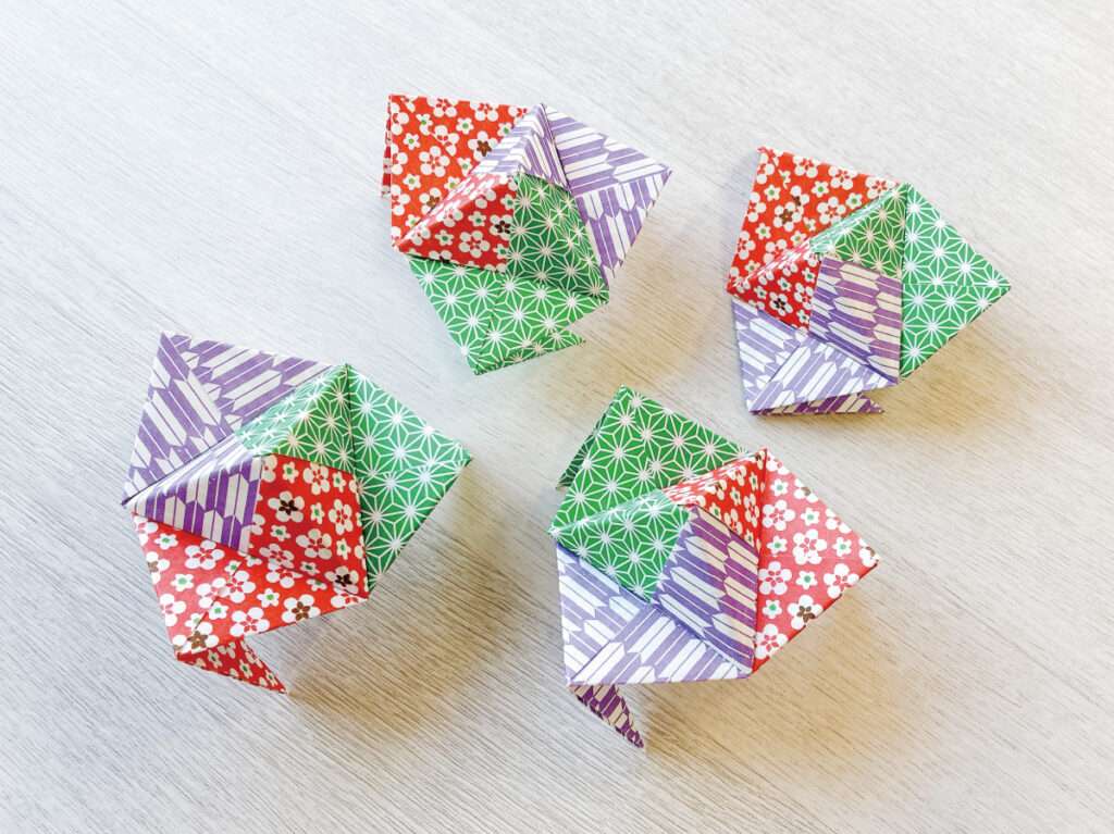 余った障子紙でクリスマスのオーナメント作り・くす玉4つのパーツが完成