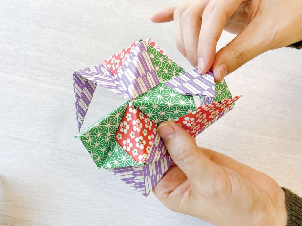 余った障子紙でクリスマスのオーナメント作り・くす玉の3つのパーツを繋げて組み立てる2