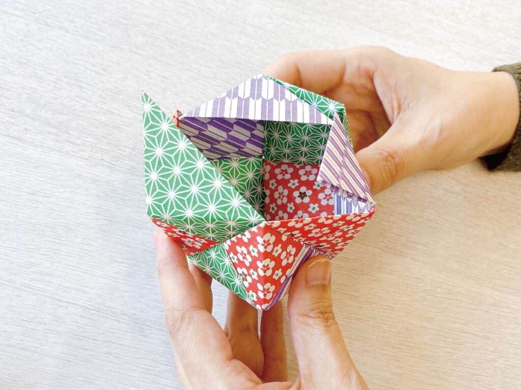 余った障子紙でクリスマスのオーナメント作り・くす玉の3つのパーツを繋げて組み立てる3