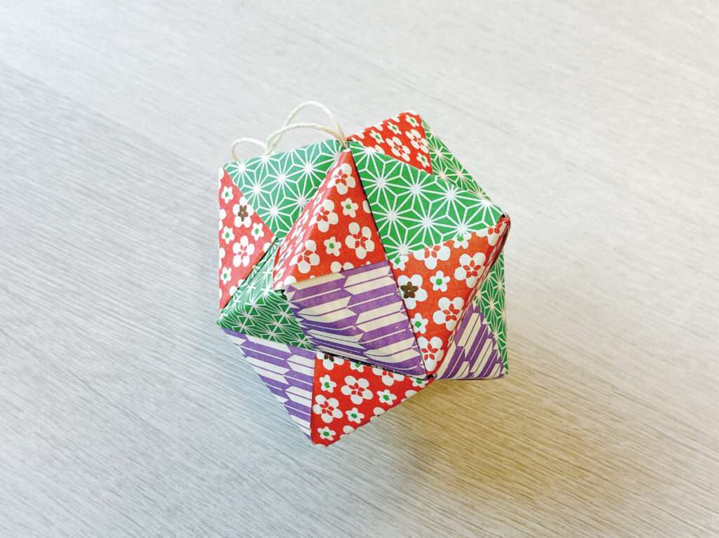余った障子紙でクリスマスのオーナメント作り・くす玉オーナメントの完成