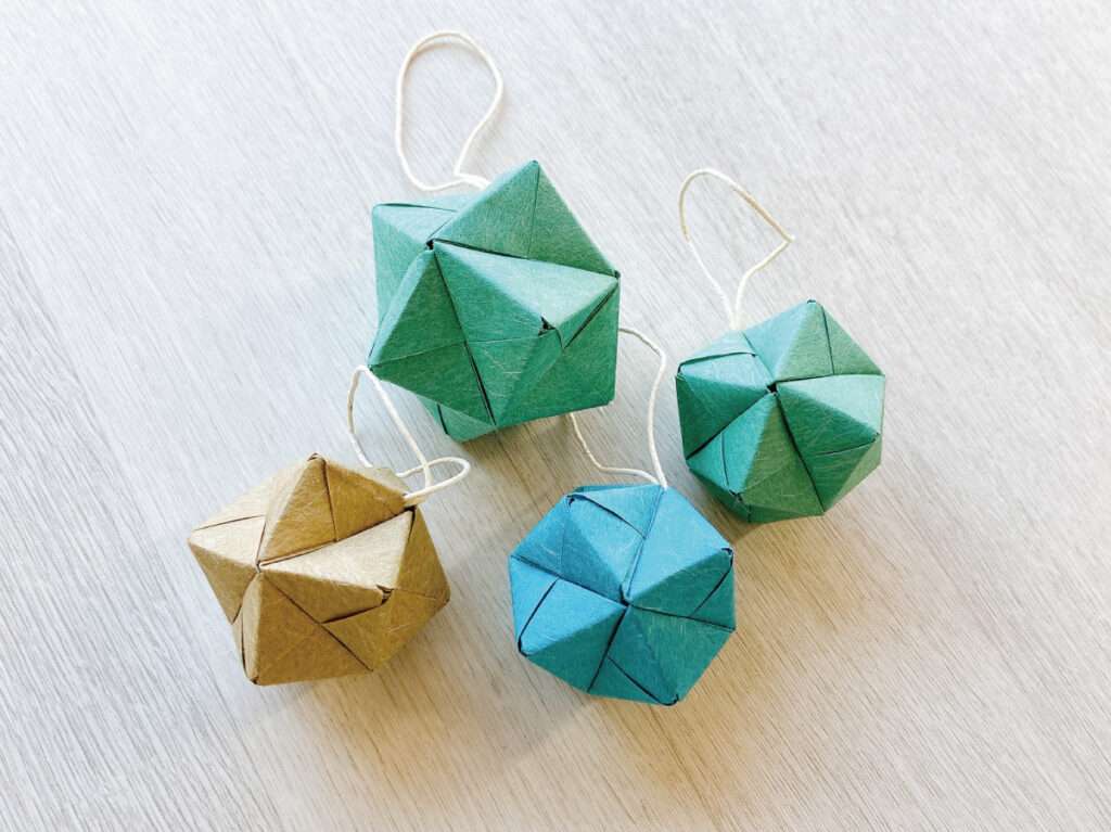 余った障子紙でクリスマスのオーナメント作り・くす玉オーナメントのサイズとカラー違いのバリエーション