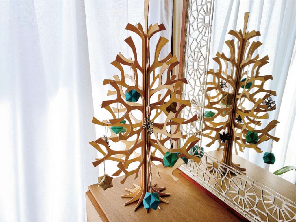 余った障子紙でクリスマスのオーナメント作り・Loviツリーに飾り付けたところ