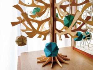 余った障子紙でクリスマスのオーナメント作り・Loviツリーに飾り付けたオーナメントのアップ