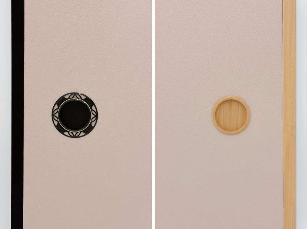 優しいくすみピンクの灰梅と黒建具・木目建具の組み合わせ