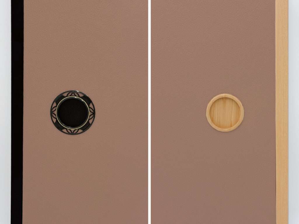 落ち着いた梅染と黒建具・木目建具の組み合わせ