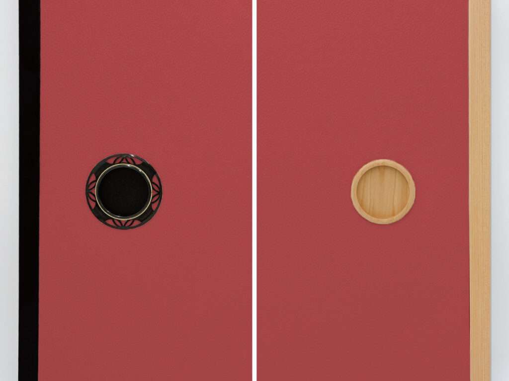 あざやかな銀朱と黒建具・木目建具の組み合わせ