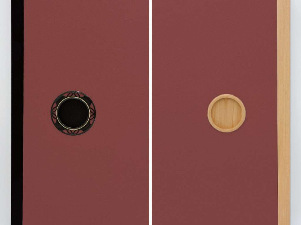 シックで温かみのある小豆色と黒建具・木目建具の組み合わせ