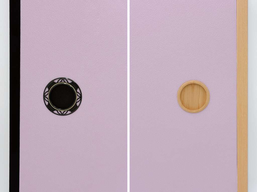 さわやかで明るい淡紅藤と黒建具・木目建具の組み合わせ