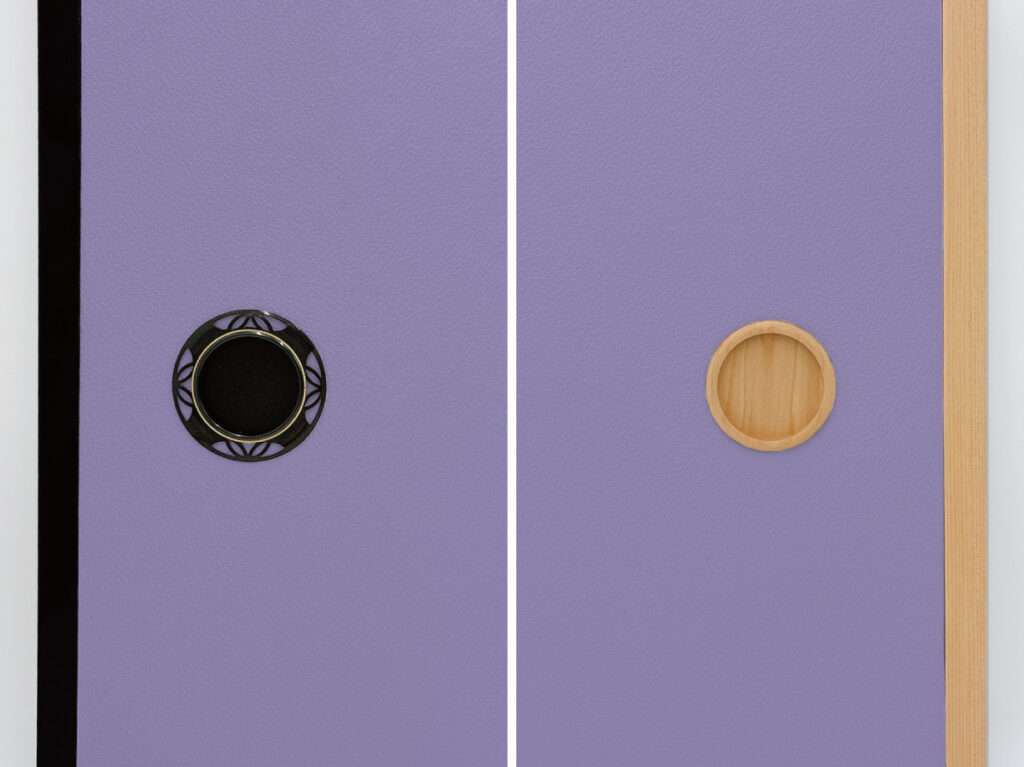 あざやかな藤の花、藤紫と黒建具・木目建具の組み合わせ