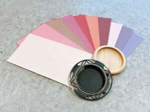 黒建具と木目建具、建具別に合うふすまカラーをスタッフが検証（赤系・紫系）