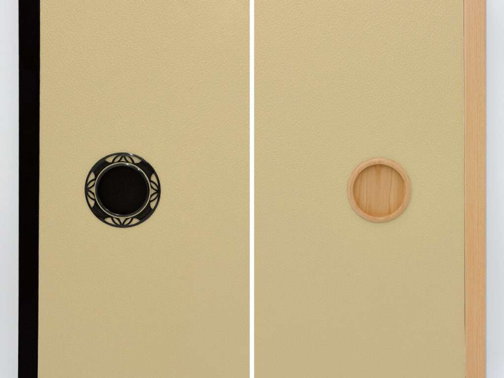 素朴で可愛らしい印象の砥粉色と黒建具・木目建具の組み合わせ