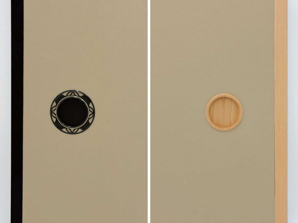 黄みを抑えたベージュ系の白橡と黒建具・木目建具の組み合わせ