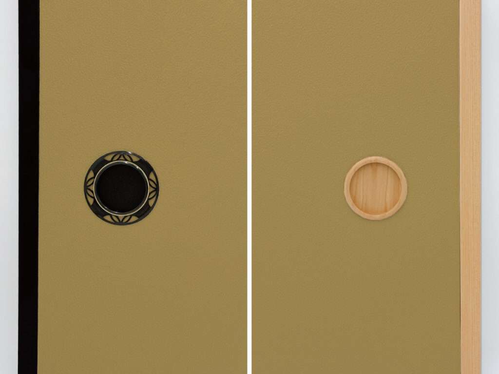 和室になじむ落ち着いた桑染と黒建具・木目建具の組み合わせ