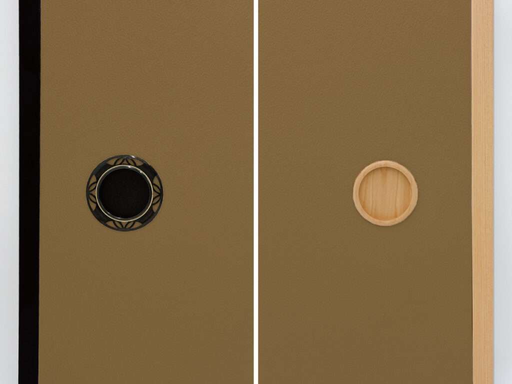 シックで重厚感のある朽葉色と黒建具・木目建具の組み合わせ