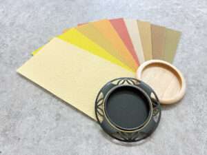 黒建具と木目建具、建具別に合うふすまカラーをスタッフが検証（黄系・茶系）