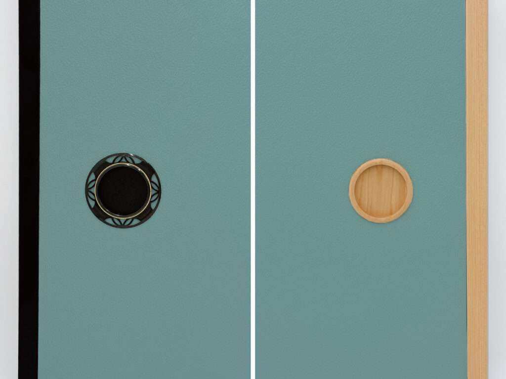 爽やかな和室を演出する水浅葱と黒建具・木目建具の組み合わせ