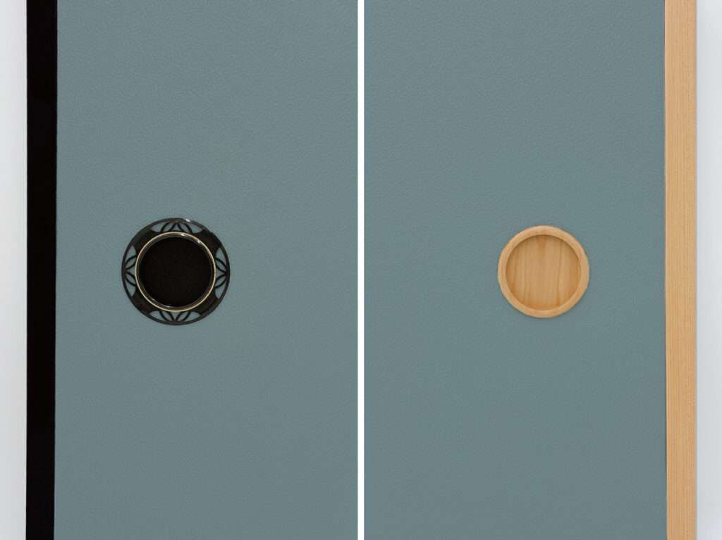 青みを含んだグレーが美しい湊鼠と黒建具・木目建具の組み合わせ