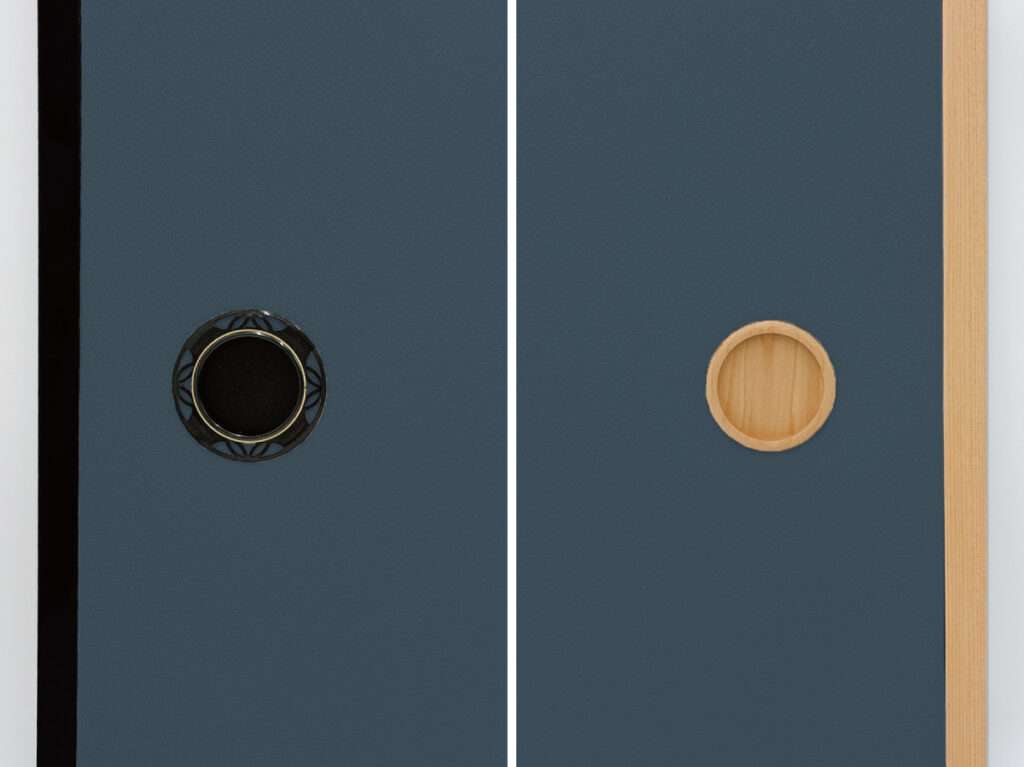 シックで落ち着きのある鉄御納戸と黒建具・木目建具の組み合わせ