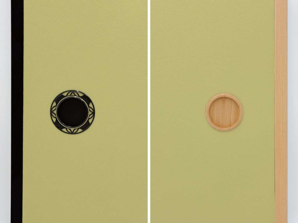 畳にもなじみやすい枯草色と黒建具・木目建具の組み合わせ