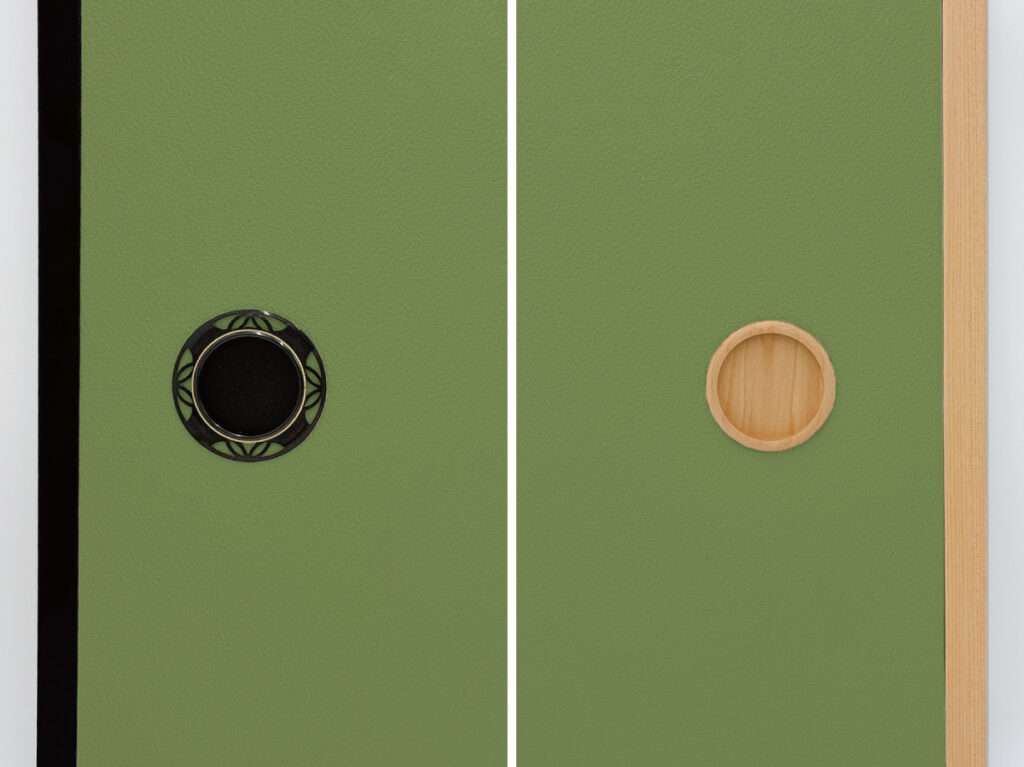 松葉を連想させる縁起のいい松葉色と黒建具・木目建具の組み合わせ