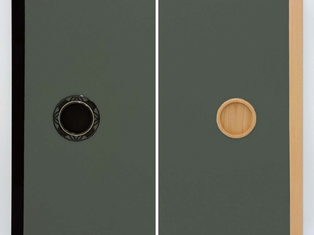 少し緑がかったグレーがモダンな柳煤竹と黒建具・木目建具の組み合わせ