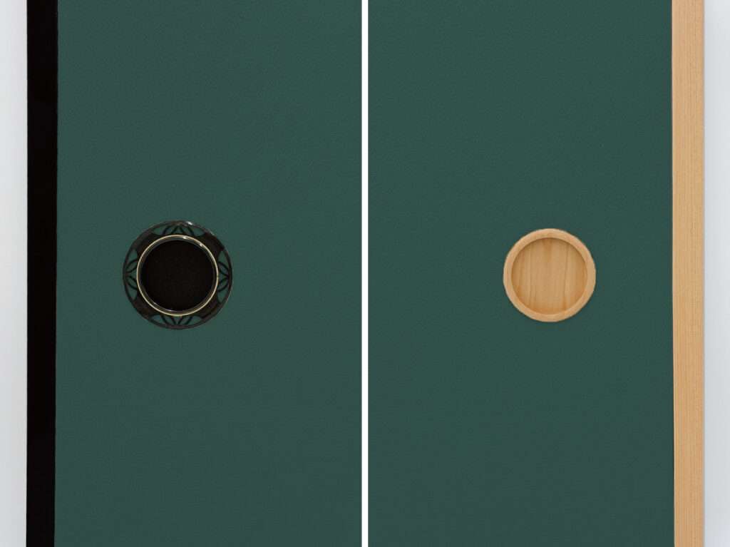 玉虫のはねのような暗い青みの緑色、虫襖と黒建具・木目建具の組み合わせ