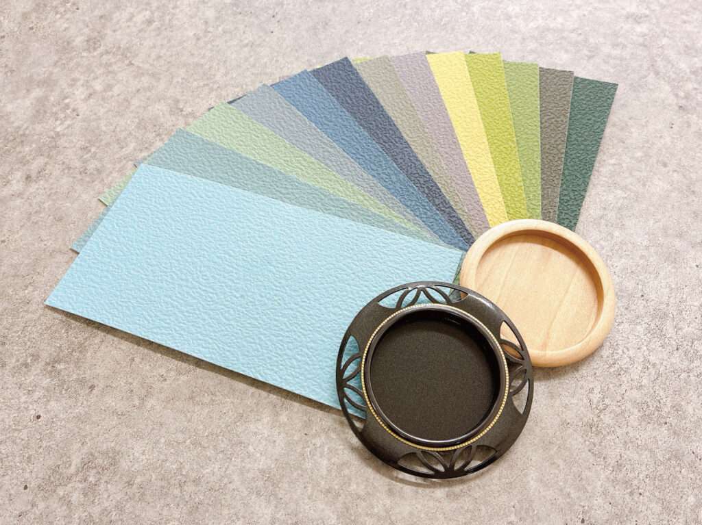 黒建具と木目建具、建具別に合うふすまカラーをスタッフが検証（青系・緑系）